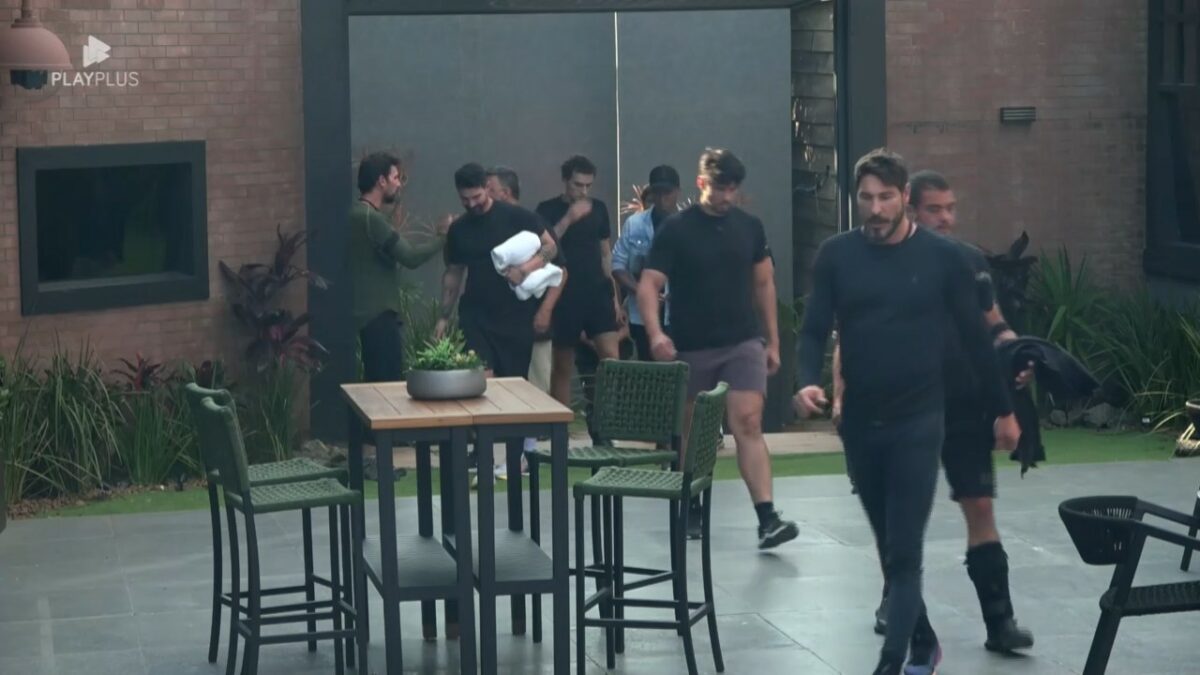 Homens entram no portão da Mansão do Power Couple Brasil 7