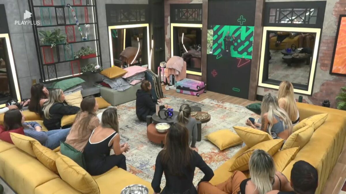 Homens assistindo os homens na disputa da escala na Prova do Power Couple Brasil 