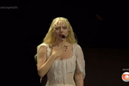 Lady Gaga coloca mão no peito e chora no palco de Copacabana