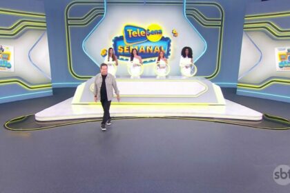 Luis Ricardo caminha no centro do cenário da Tele Sena Semanal edição 53