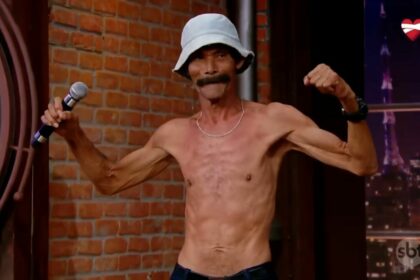 Madruguinha do Brasil mostra seu shape em uma brincadeira no palco do The Noite do SBT