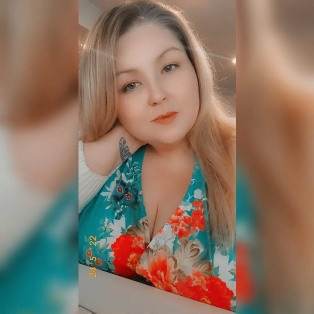 Maja com a mão no pescoço