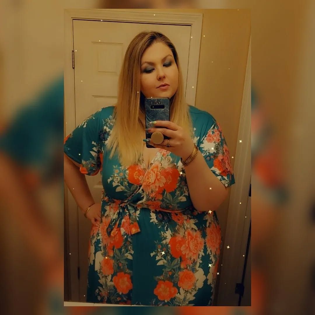 Maja mostra vestido florido em frente ao espelho. Ela se mostra bem mais magra
