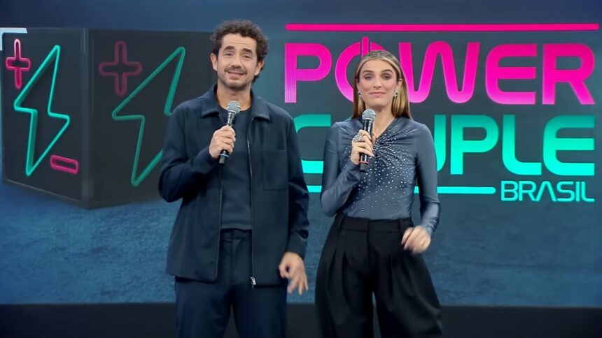 Felipe Andreoli ao lado de Rafa Brites no palco do Power Couple Brasil sorridentes
