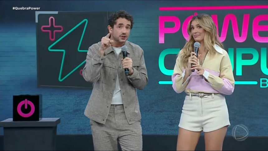 Felipe Andreoli e Rafa Brites no cenário do Power Couple Brasil 7