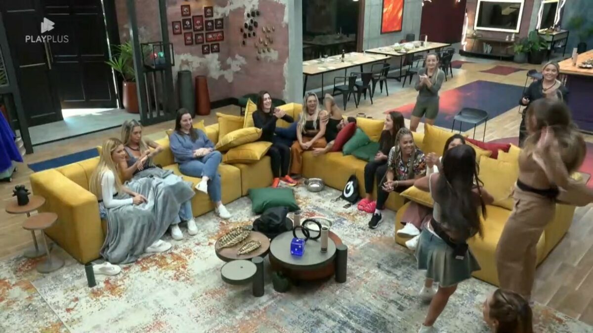 Rayanne pula ao lado de Gretchen na frente do sofá da Mansão do Power Couple