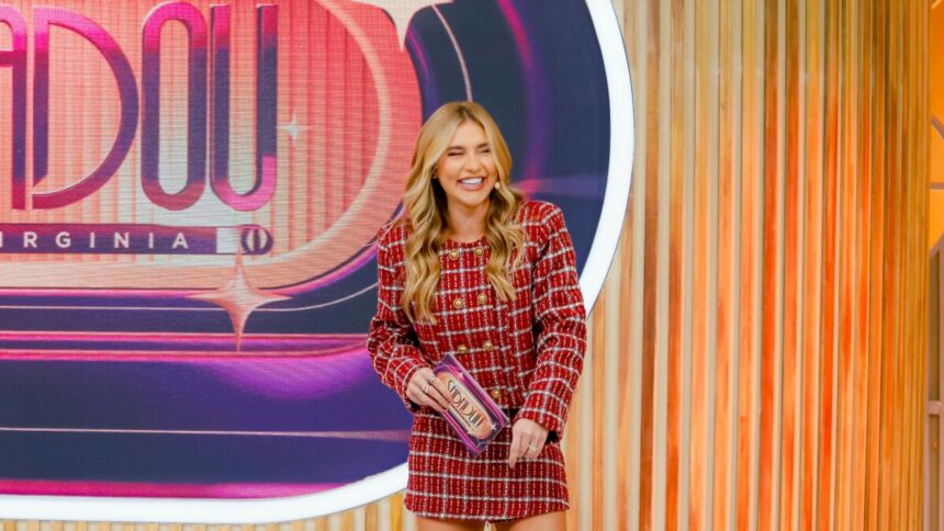 Virginia veste conjunto vermelho e sorrir na gravação do Sabadou com Virgínia no último 17 de maio