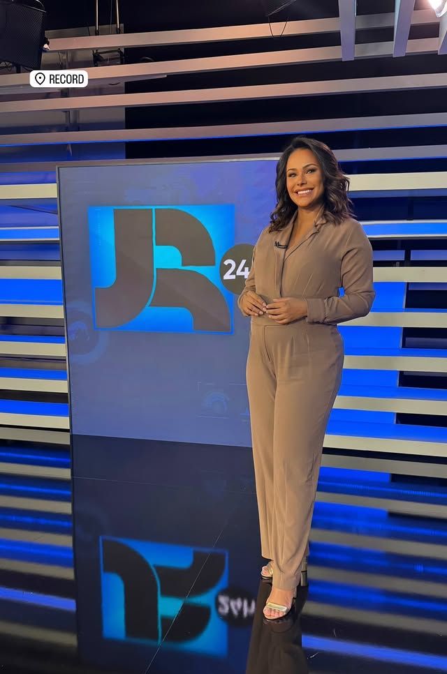 Salcy Lima de conjunto marrom no cenário do Jornal da Record