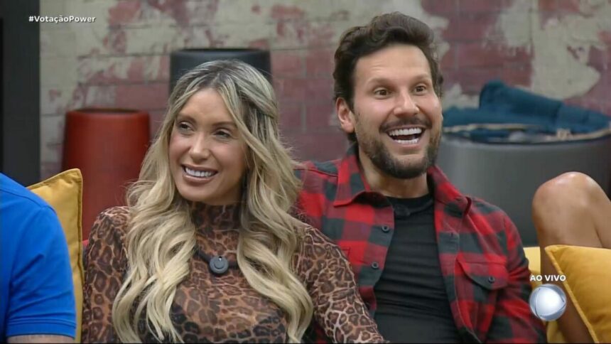 Rafa e Pessina sorrindo no chão da sala do Power Couple Brasil 7