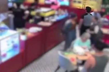 Padre Fábio de Melo caminha até o caixa de uma cafeteria