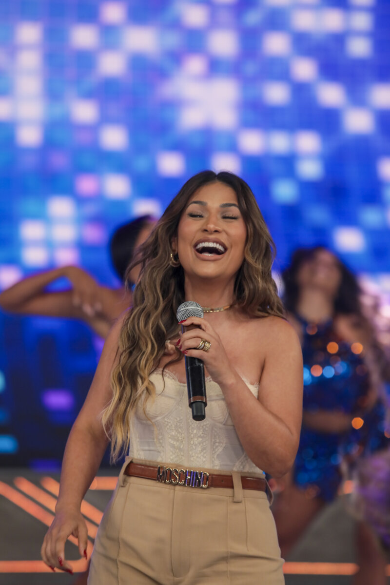 Simone Mendes canta no palco do Domingo Legal