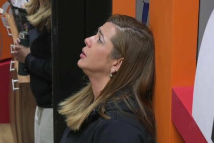 Adriana, em momento de reza na parede, em expressão triste, na despensa do Power Couple