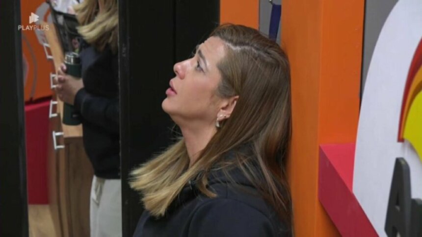 Adriana, em momento de reza na parede, em expressão triste, na despensa do Power Couple