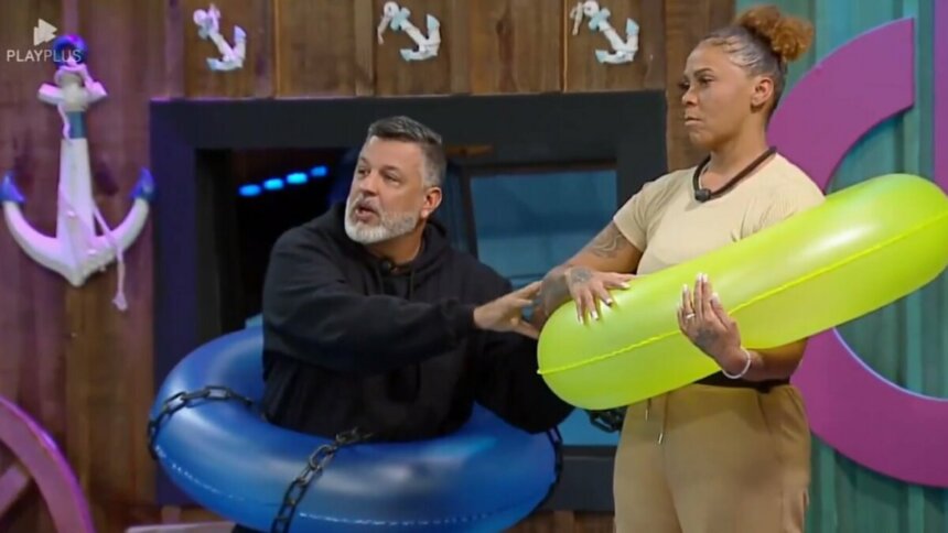 André e Silvia, vestidos de boias de piscina, em trecho do Quebra Power