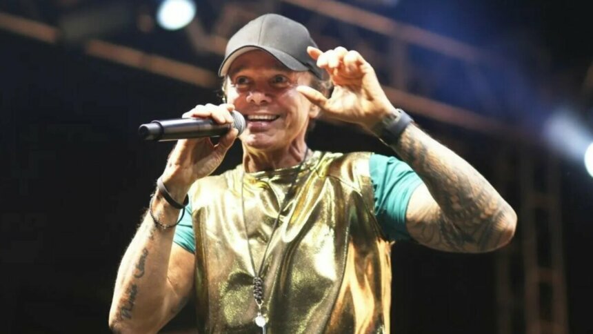 Cantor Netinho da Bahia em trecho de show