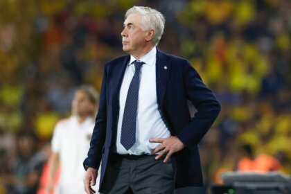 Carlo Ancelotti de terno em trecho da estreia como técnico da Seleção Brasileira