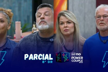 Silvia e André e Cris e Kadu sentados no banquinho da oitava DR olhando para o telão da Mansão do Power Couple Brasil 7