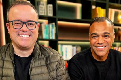 Everaldo Marques e Denilson sorridente no cenário do Conversa com Bial