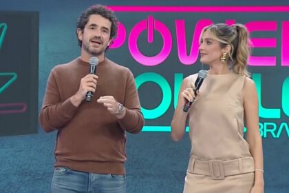 Felipe Andreoli e Rafa Brites no palco do Power Couple Brasil 7
