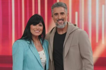 Fernanda Brum e Marcos Mion em foto posada no cenário do Caldeirão