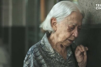 Fernanda Montenegro com o rosto encostado na parede em cena do filme Vitória