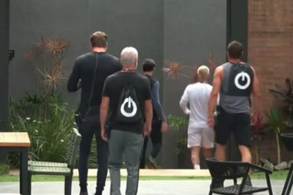 Homens descendo para o campo de provas, para a Prova dos Homens, no Power Couple