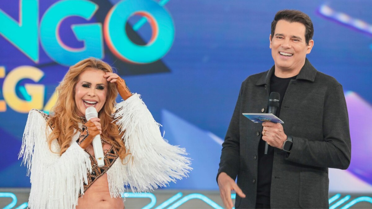 Joelma sorridente ao lado de Celso Portiolli no palco do Domingo Legal