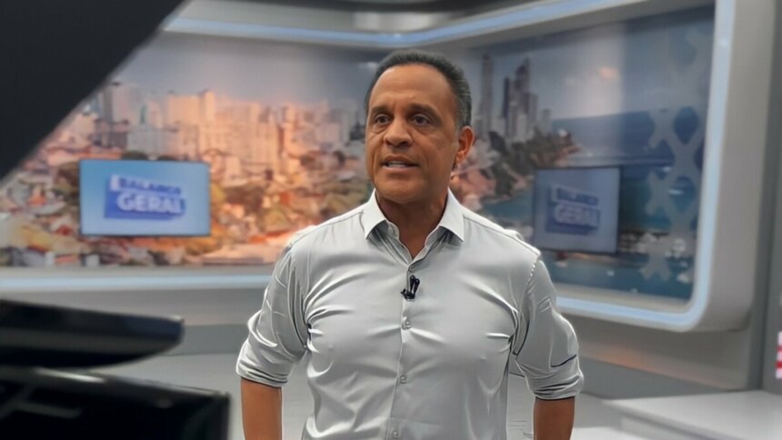 José Eduardo de camisa cinza apresentando o Balanço Geral BA na RECORD Bahia