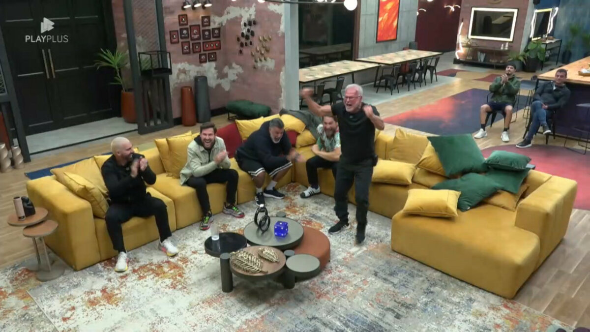 Kadu se levanta do sofá e celebra a vitória de Chris na Prova das Mulheres