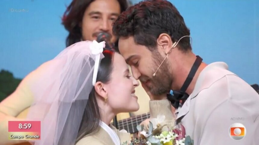 Larissa Manoela e André Luiz Frambach trocando beijos e carinhos no Encontro
