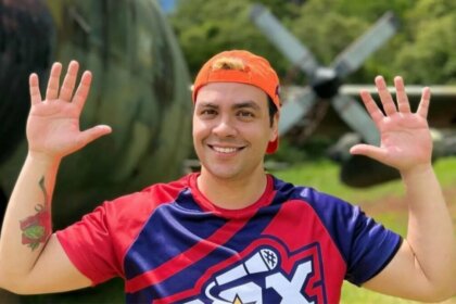 Luccas Neto, com os braços erguidos, em trecho do programa Luccas Toon
