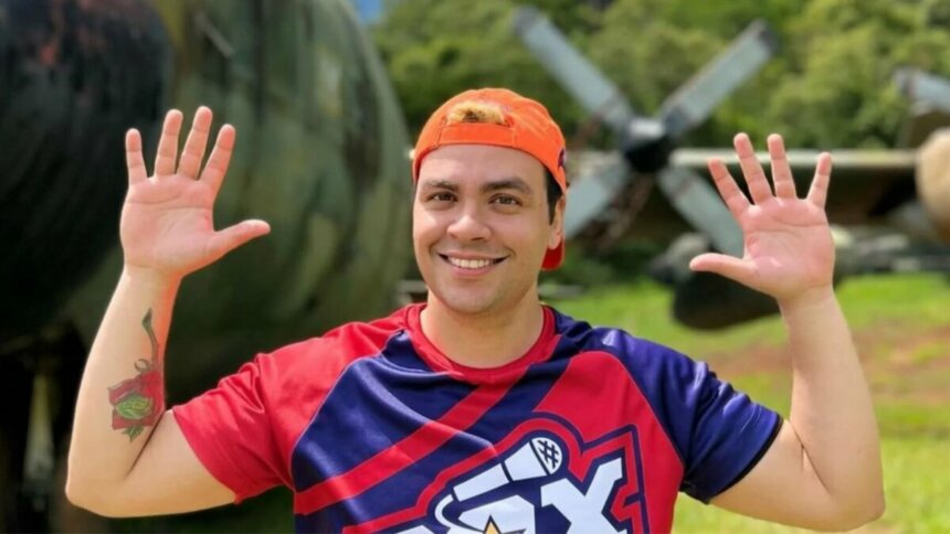 Luccas Neto, com os braços erguidos, em trecho do programa Luccas Toon