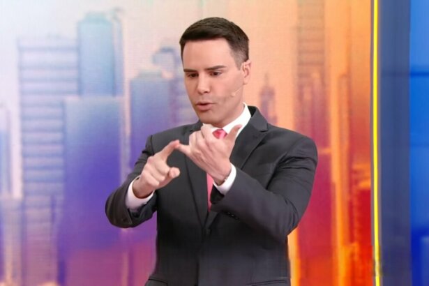 Luiz Bacci conta números nos dedos no cenário do Alô Você