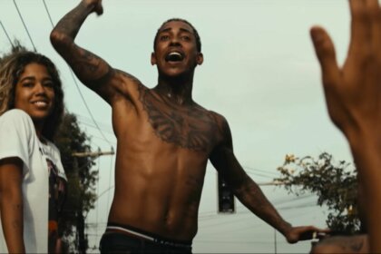 MC Poze do Rodo, sem camisa, em trecho de clipe de música nova
