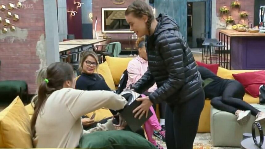 Mulheres reunidas na sala em trecho do sorteio na Prova das Mulheres no Power Couple