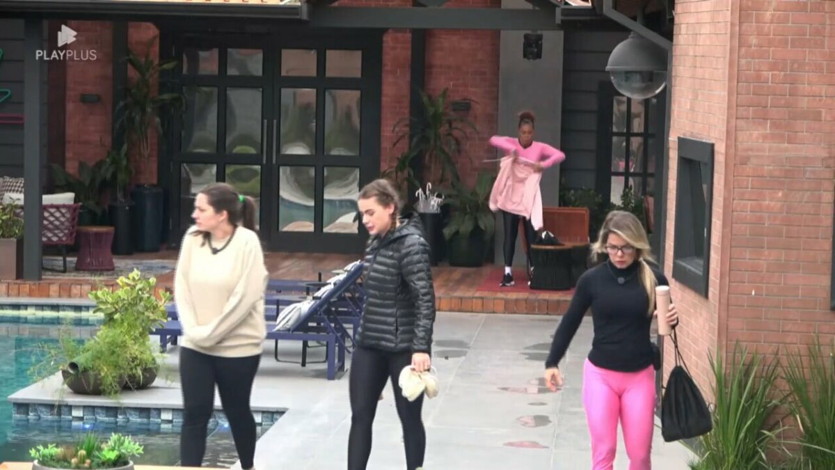 Mulheres descendo para o campo de provas no Power Couple