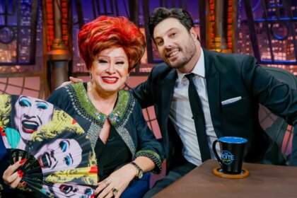 Nany People Danilo Gentili sorridente e juntos, em foto posada no cenário do The Noite