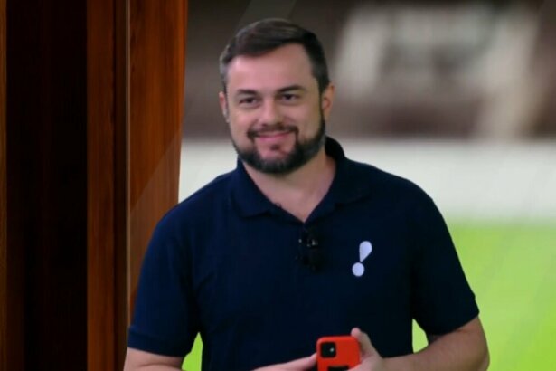 Napoleão de Almeida sorridente e uniformizado, em trecho de transmissão da Série B na RedeTV!