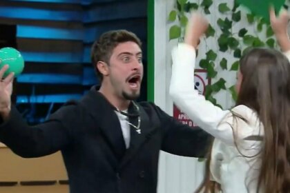 Nat e Eike celebrando a vitória com as Esferas do Poder na mão