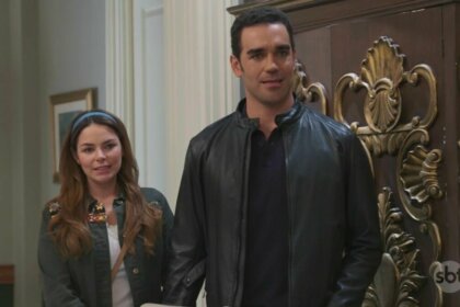 Casal de protagonistas em trecho da novela Eternamente Apaixonados