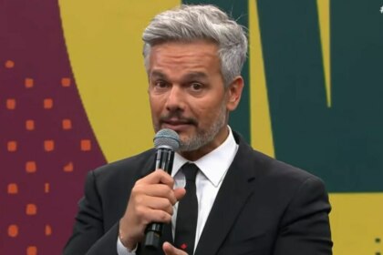 Otaviano Costa de terno, em trecho do Melhor da Noite na Band