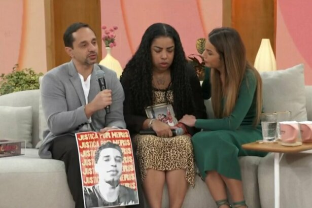 Pais do jovem Herus e Patrícia Poeta sentados no sofá do Encontro
