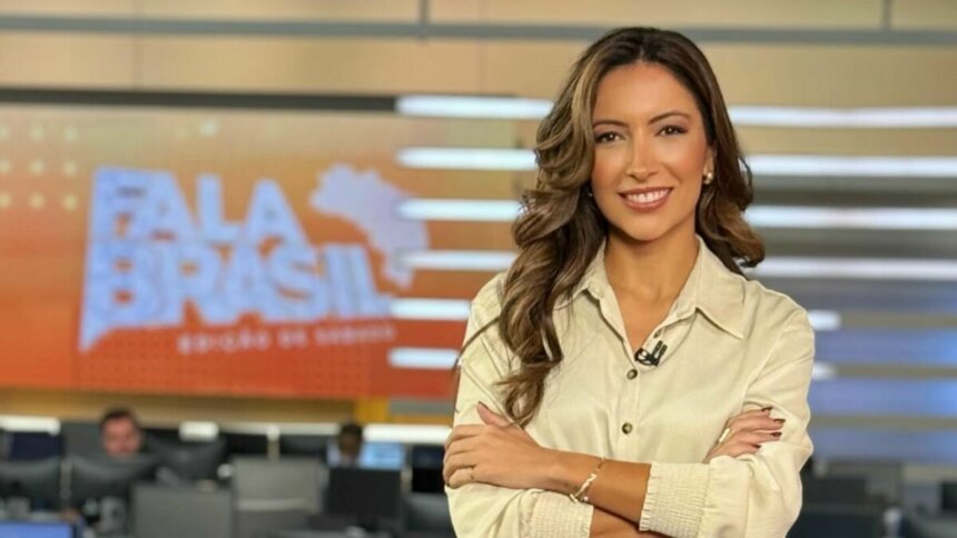 Paloma Poeta em foto posada no cenário do Fala Brasil, na RECORD