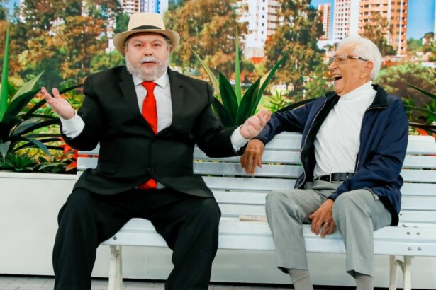 Porpetone e Carlos Alberto de Nóbrega sentados no banco de A Praça é Nossa