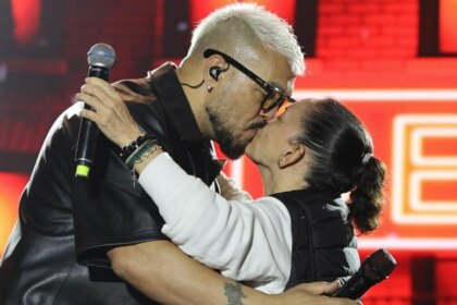 Prefeita beijando Belo no palco de show no interior da Bahia