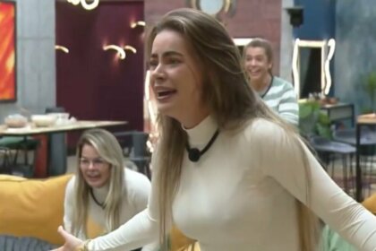Rayanne gesticulando com as mãos na sala do Power Couple