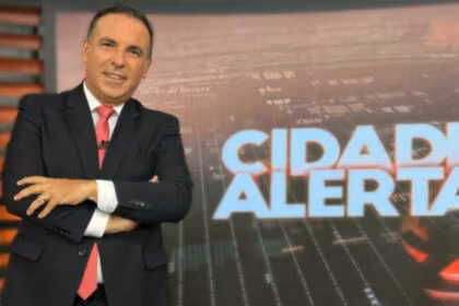 Reinaldo Gottino em foto posada no cenário do Cidade Alerta