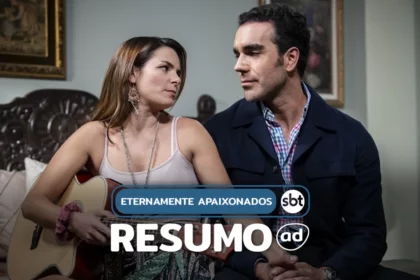 Casal de protagonistas se olham apaixonados. Eles estão sentados em uma cama e ela segura um violão em cena da novela mexicana. A imagem está na arte do resumo de Eternamente Apaixonados.