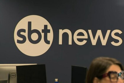 Logo do SBT News na parede azul da redação da emissora
