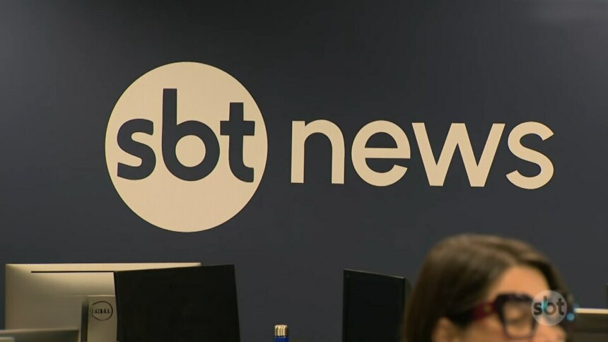 Logo do SBT News na parede azul da redação da emissora